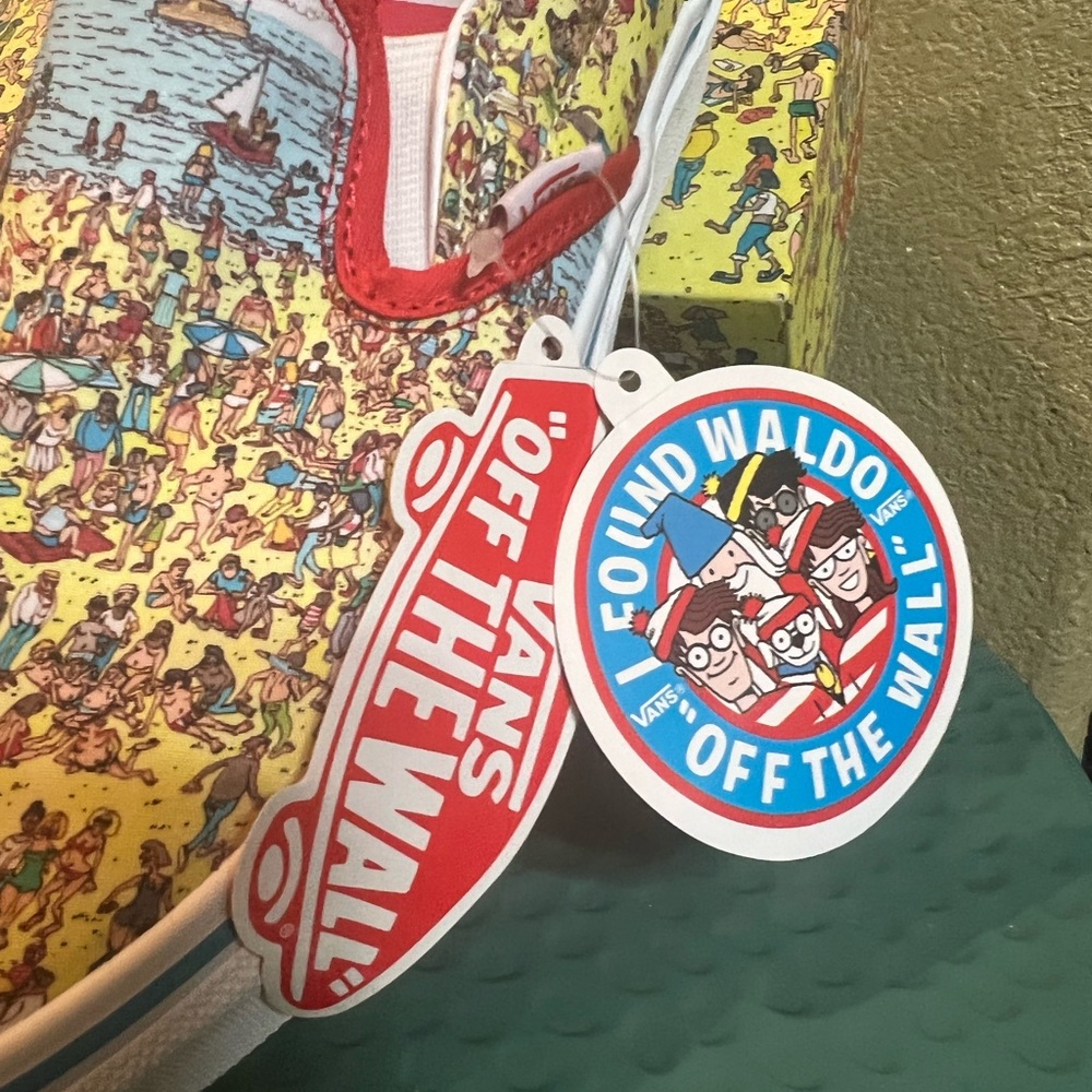 Never worn Where’s Waldo x Vans slip ons. Box is in perfect shape.  Size 5/ 6.5 - Picture 3 of 4